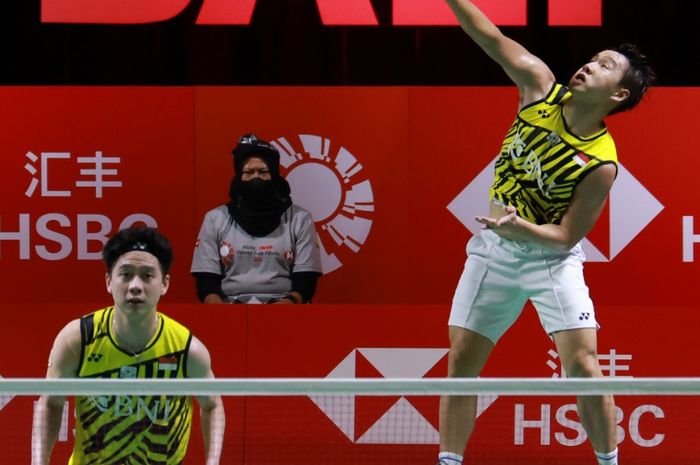 Pasangan ganda putra Indonesia, Marcus Fernaldi Gideon/Kevin Sanjaya Sukamuljo, saat bertanding melawan wakil Taiwan, Lee Yang/Wang Chi-Lin, pada laga penyisihan Grup A BWF World Tour Finals 2021 di Bali International Convention Centre &amp; Westin Resort, Nusa Dua, Bali, Rabu (1/12/2021).