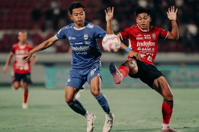 Suasana duel laga tunda pekan ke-12 Liga 1 2024/2025 antara Bali United vs Persib Bandung di Stadion Kapten I Wayan Dipta, Gianyar, Bali