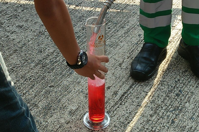 Salah satu tahap pengecekan bensin yang dipakai untuk balap IRS Sentul