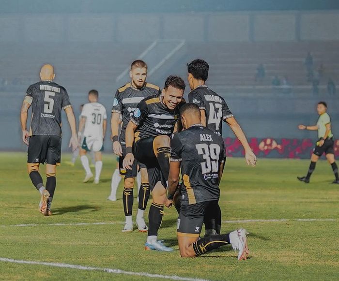 Pemain Dewa United melakukan selebrasi usai Egy Maulana Vikri mencetak gol ke gawang PSS Sleman di Liga 1 2023/2024.