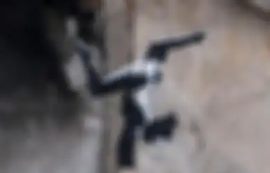 Seniman Jalanan Ternama 'Banksy', Bikin Mural di Puing Bangunan Ukraina