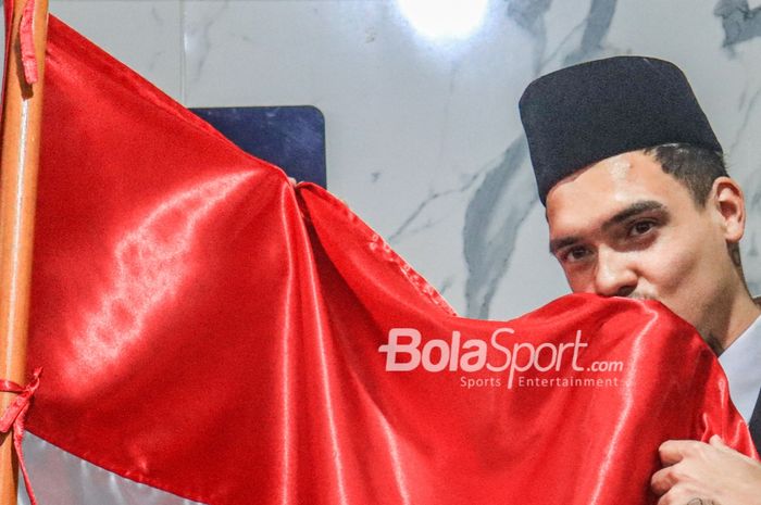 Pemain naturalisasi timnas Indonesia, Shayne Pattynama, mencium bendera Merah Putih di Kantor Kemenkumham Wilayah DKI Jakarta, Cawang, Jakarta Selatan, 24 Januari 2023.