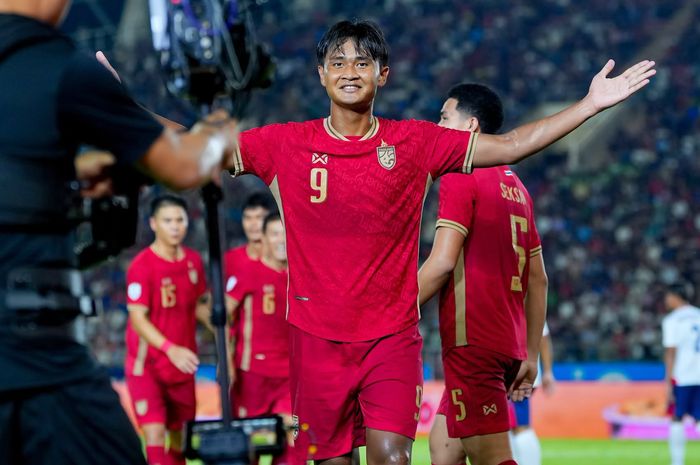 Yotsakorn Burava melakukan selebrasi usai mencetak gol ketiga Thailand ke gawang Laos pada laga Grup B Kejuaraan AFC 2026 di Stadion Nasional baru Laos, Vientiane, Sabtu (25/7/2026)