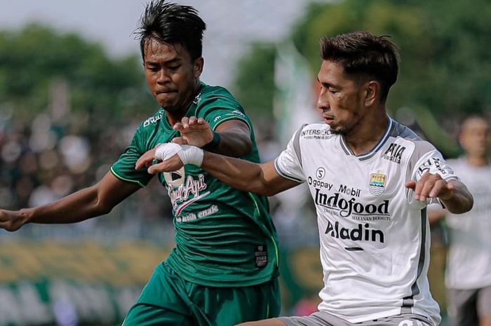 Pemain Persebaya Surabaya, M Supriadi (kiri) saat laga melawan Persib Bandung di Stadion Gelora Joko Samudro Gresik, Senin (13/3/2023).