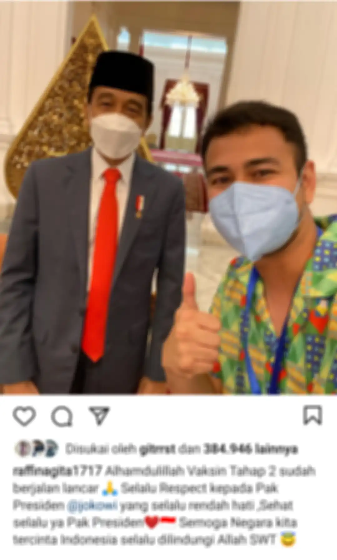 Usai menjalani vaksinasi Covid-19 tahap kedua, Raffi Ahmad mengunggah foto kebersamaannya dengan Presiden Joko Widodo.