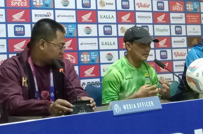 Caretaker Persib Bandung, Yaya Sunarya, saat memberikan keterangan kepada media jelang duel lawan PSM Makassar, Jumat (21/7/2023).