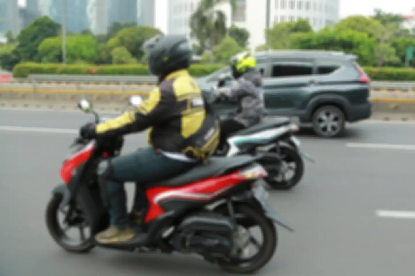 Ilustrasi riding dengan motor.