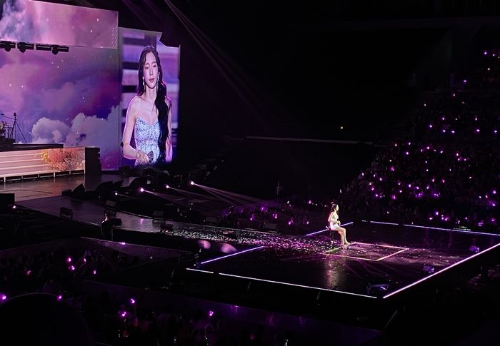 Taeyeon saat konser solo di Jakarta bertajuk "Taeyeon Concert - The Tense In Jakarta" di Indonesia Arena pada Sabtu (12/4/2025).