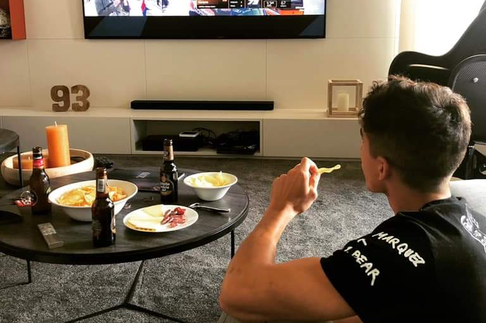 Marc Marquez menonton MotoGP sambil nyemil keripik
