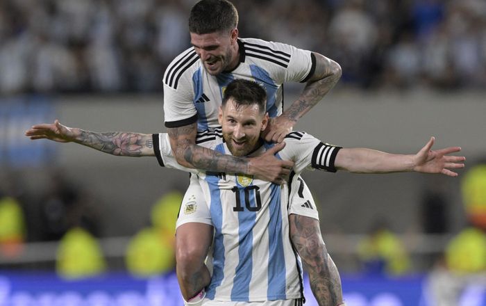 Lionel Messi menggendong Rodrigo De Paul dalam duel timnas Argentina vs Panama di Stadion Monumental (23/3/2023).