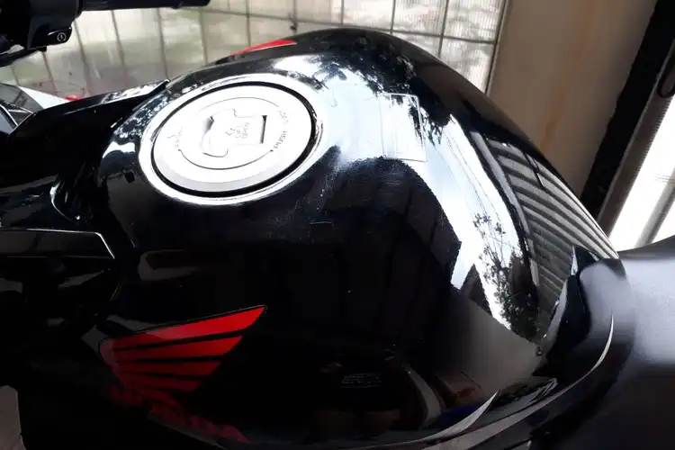 Enggak Usah Dicat Ulang, Baret di Tangki Motor Bisa Hilang Pakai Cara Ini