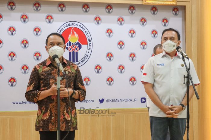 Menteri Pemuda dan Olahraga Republik Indonesia (Menpora RI), Zainudin Amali (kiri) dan Ketua Umum PSSI, Mochamad Iriawan (kanan) nampak sedang memberikan keterangan kepada awak media dalam jumpa persnya di Kemenpora, Jakarta, 22 Oktober 2021.