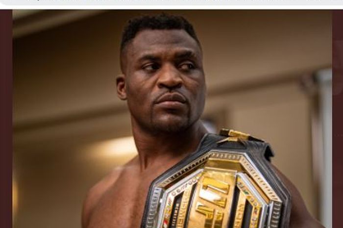 Juara kelas berat UFC, Francis Ngannou. Dia sedang melakukan sesi foto studio jelang bertarung pada UFC 270, Sabtu (22/1/2022).