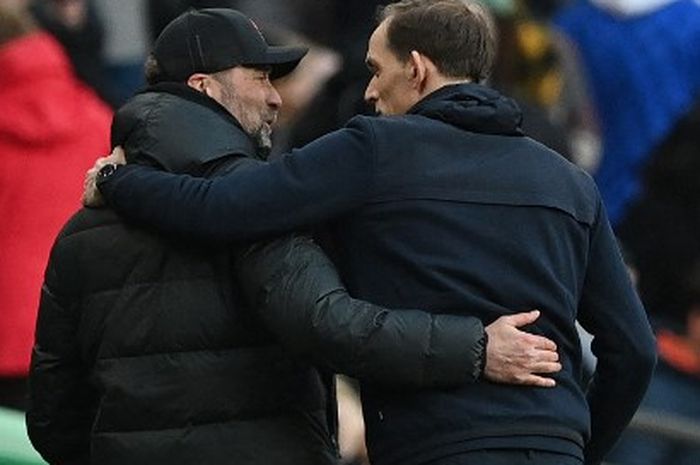 Juergen Klopp (kiri) dan Thomas Tuchel saling rangkul dalam duel final Piala Liga Inggris antara Chelsea vs Liverpool di Wembley, London (27/2/2022).