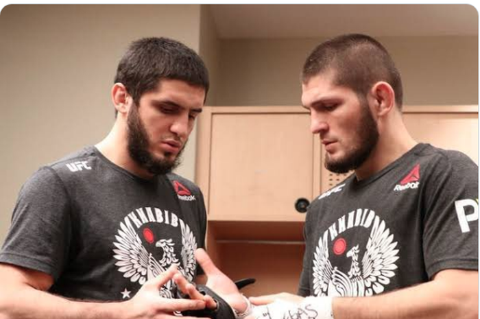 Dua petarung UFC, Islam Makhachev (kiri) dan Khabib  Nurmagomedov.