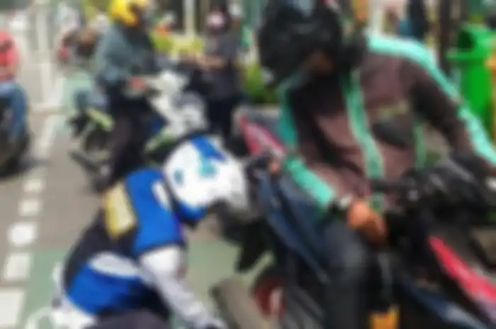 Motor driver ojol dicabut pentil bannya oleh petugas Dishub Jaksel.