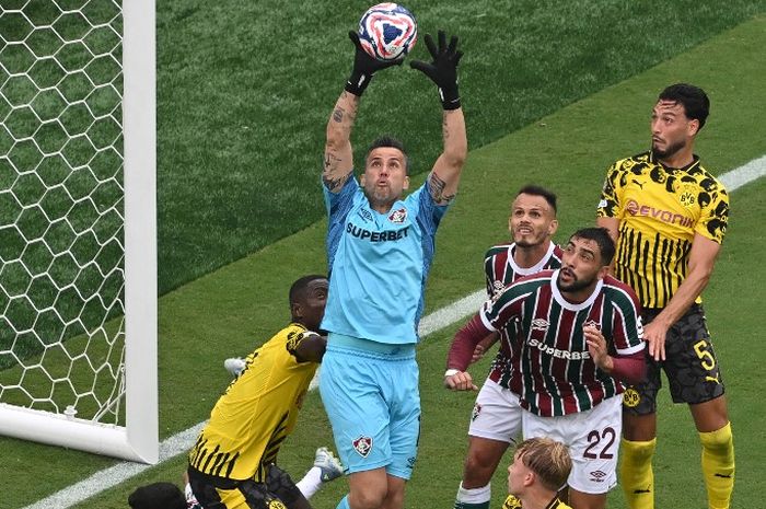 Kiper Fluminense, Fabio, menangkap bola dari peluang awak Borussia Dortmund pada duel Piala Dunia Klub 2025 di MetLife Stadium, East Rutherford (17/6/2025).