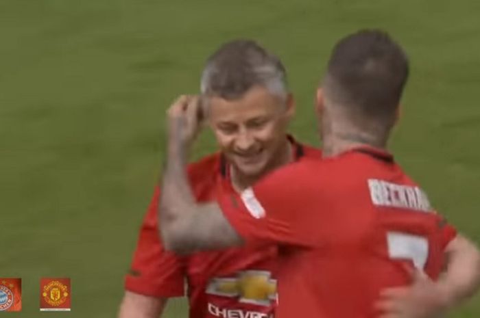 Penyerang Manchester United, Ole Gunnar Solskjaer (kiri), merayakan golnya bersama David Beckham dalam laga persahabatan melawan Bayern Muenchen di Stadion Old Trafford, Minggu (26/5/2019).