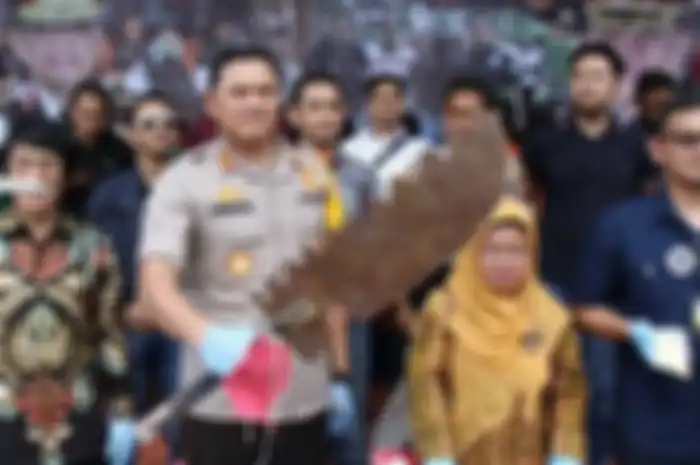 Polisi menunjukkan barang bukti yang digunakan geng motor saat akan tawuran di Jakarta Barat.