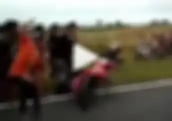 Di Video Ini Yang Salah Siapa? Kok Pembalap Bablas Malah Dipukulin Penonton