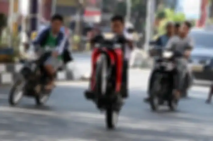 Ilustrasi pemotor gak pakai helm.  Polisi Bilang Begini Alasan Pemotor Gak Pakai Helm