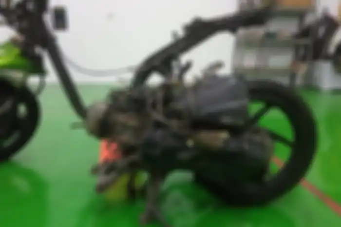 Mesin motor bensin yang dikonversi jadi motor listrik akan dihancurkan dan dilebur.