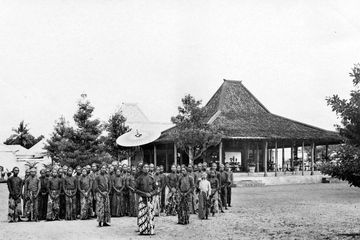 Rumah joglo di Yogyakarta sekitar tahun 1908 dengan jati sebagai bahan dasar fondasinya, menandakan kemapanan empunya (bangsawan).