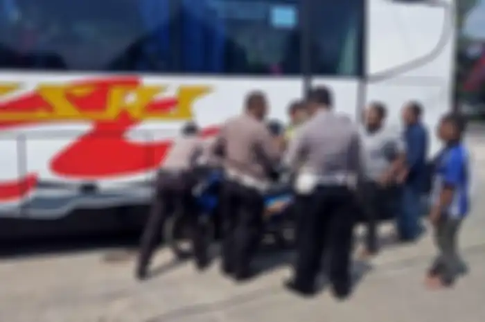 Polisi kejar bus ugal-ugalan usai menyerempet pemotor di Lumajang.