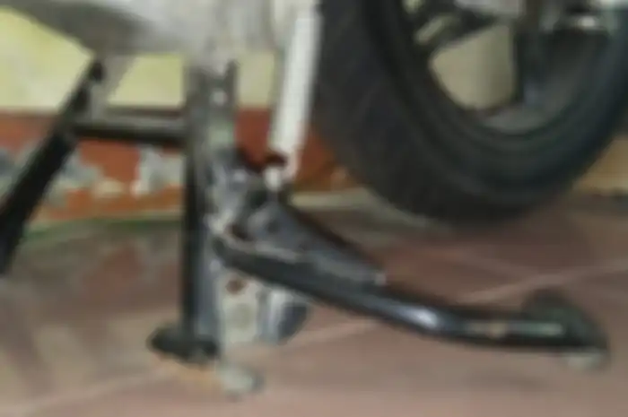Bikers bingung, ternyata ini penyebab standar dua motor matic miring dan goyang.