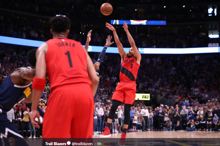 CJ McCollum (portland Trail Blazers) saat beraksi pada gim ketujuh semifinal Wilayah Barat Playoff NBA 2019 kontra Denver Nuggets, di Pepsi Center, Denver, Colorado, Amerika Serikat, Minggu (12/5/2019).