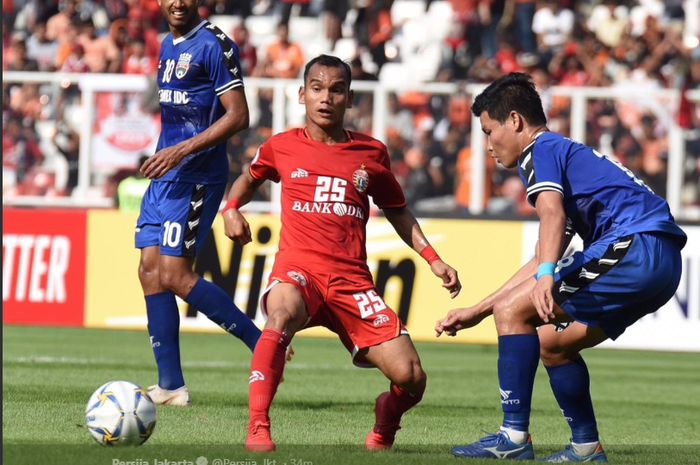 Pemain Persija Jakarta, Riko Simanjuntak (tengah), berlaga dalam partai Piala AFC 2019 melawan Becamex Binh Duong di SUGBK, Jakarta, 26 Februari 2019.