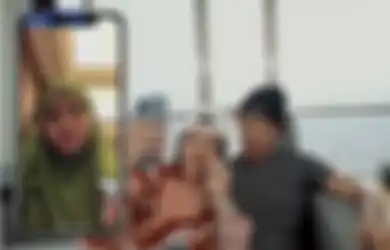 Netizen Ikut Geram, Aurel Hermansyah Tampak Tertunduk Pasrah Saat Orang Tua Atta Halilintar Tuntut Dirinya Lahiran Normal, Umi Gen: Tetap Perjuangkan Normal ya Nur
