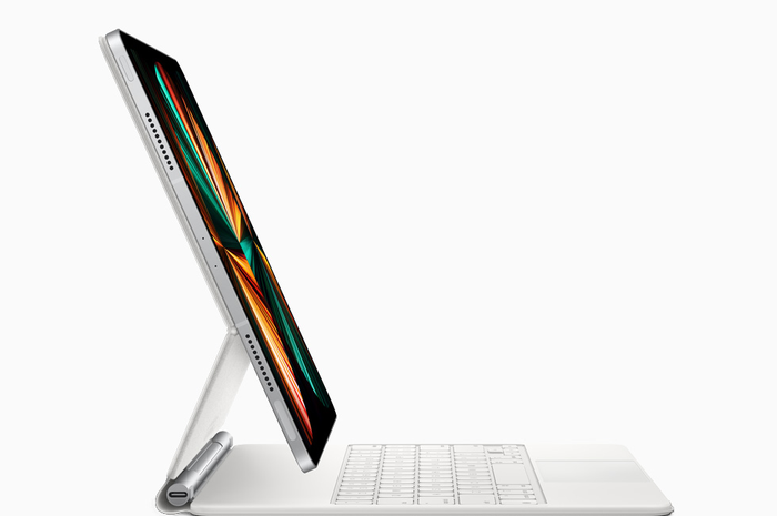 iPad Pro 2021 dengan Magic Keyboard dan Apple Pencil.