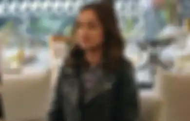 4 Cara Caitlin Halderman Pakai Jaket Kulit Langsung Modis Banget