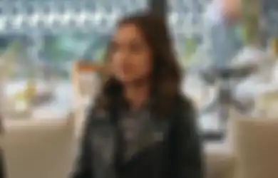 4 Cara Caitlin Halderman Pakai Jaket Kulit Langsung Modis Banget