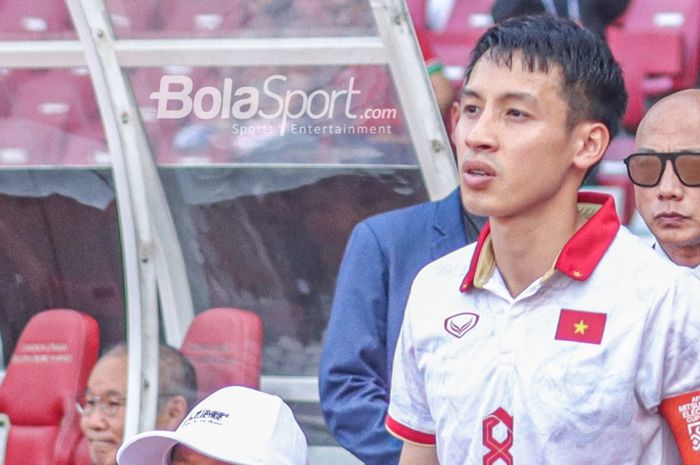 Kapten timnas Vietnam, Do Hung Dung, sedang memasuki lapangan bertanding dalam laga leg pertama semifinal Piala AFF 2022 di Stadion Gelora Bung Karno, Senayan, Jakarta, 6 Januari 2023.