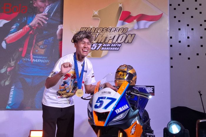 Pembalap Indonesia, Aldi Satya Mahendra, berpose dengan motor yang dia gunakan selama berkompetisi hingga menjadi Juara Dunia 2024 World Supersport 300 di Hotel Le Meridien, Jakarta, Kamis (24/10/2024).