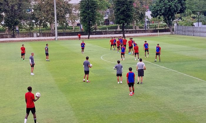 Shin Tae-yong saat memimpin latihan timnas U-20 Indonesia jelang menghadapi Selandia Baru di Lapangan A, Senayan, Jakarta, Sabtu (18/2/2023).