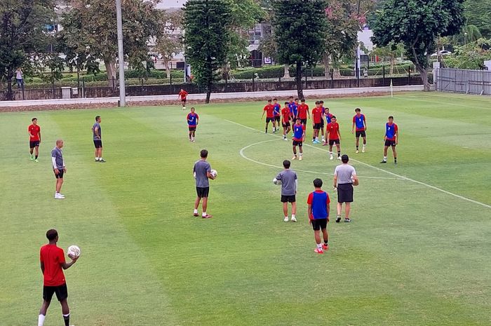 Shin Tae-yong saat memimpin latihan timnas U-20 Indonesia jelang menghadapi Selandia Baru di Lapangan A, Senayan, Jakarta, Sabtu (18/2/2023).