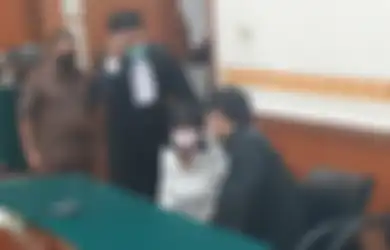 Peluk Erat Vanessa Angel yang Divonis 3 Bulan Penjara dan Denda Rp 10 Juta, Dody Soedrajat Ucapkan Pesan Menyayat Hati: Daddy Selalu Ada Untukmu...
