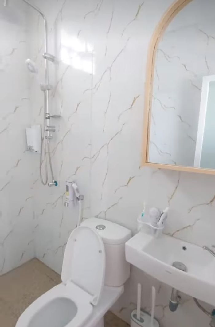 Warna putih adalah pilihan utama untuk memberikan efek luas pada kamar mandi kecil.