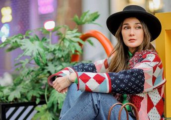 Luna Maya Jadi Cewek Jepang Polos? Outfit Mantan Ariel NOAH yang Mejeng di Halte Bus Bikin Netizen Mleyot: Tokyo Love Story Outfit Vibes!