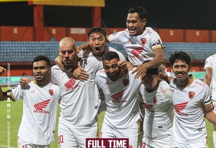 Skuad PSM Makassar merayakan kemenangan atas Madura United pada pekan ke-32 sekaligus mengunci gelar juara Liga 1 2022/2023.