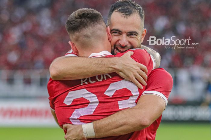 Bek naturalisasi timnas Indonesia, Jordi Amat (belakang), tampak sedang memeluk bahagia rekannya yang juga pemain naturalisasi Marc Klok seusai mencetak gol dalam laga Piala AFF 2022 di Stadion Utama Gelora Bung Karno, Senayan, Jakarta, 29 Desember 2022.