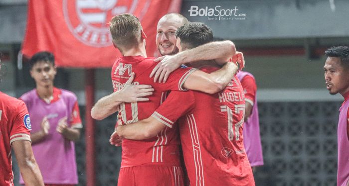 Striker Persija Jakarta, Michael Krmencik (tengah), mendapatkan pelukan dari rekan-rekannya seusai mencetak gol dalam laga pekan kedelapan Liga 1 2022 di Stadion Patriot Candrabhaga, Bekasi, Jawa Barat, 3 September 2022.