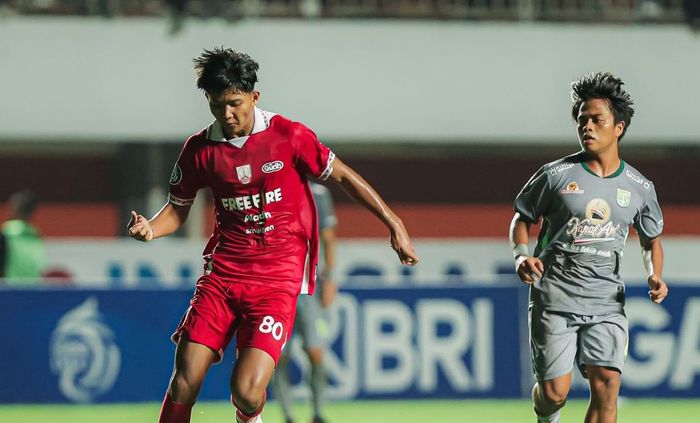 Arkhan Kaka saat bermain bagi Persis Solo dalam laga kontra Persebaya Surabaya (8/4/2023). 
