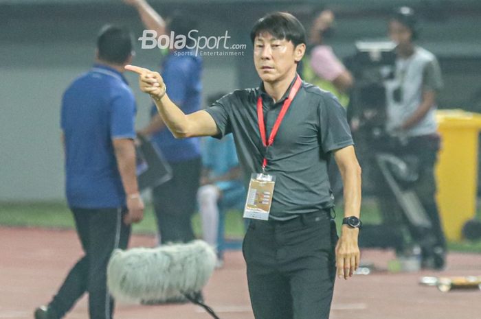 Pelatih timnas U-19 Indonesia, Shin Tae-yong, nampak sedang memberikan intruksi kepada para pemainnya ketika bertanding di Stadion Patriot Candrabhaga, Bekasi, Jawa Barat, 10 Juli 2022.