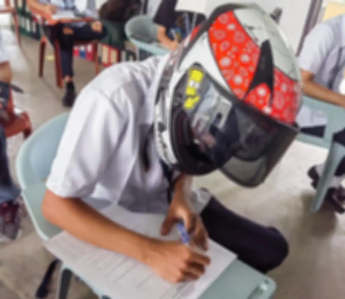 Pakai helm.