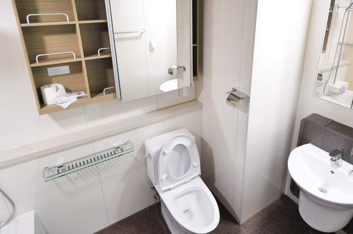 Jangan Buru-buru Panik, Begini Cara Mengatasi WC Tersumbat Menggunakan Bahan Alami
