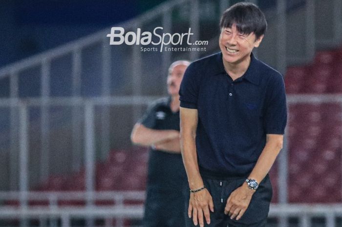 Pelatih timnas U-20 Indonesia, Shin Tae-yong, sempat tersenyum saat memantau para pemainnya bertanding dalam laga Turnamen Mini Internasional di Stadion Gelora Bung Karno, Senayan, Jakarta, Selasa (21/2/2023) malam.